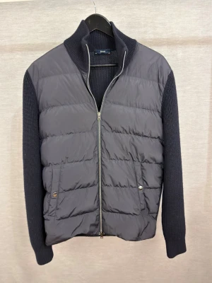 Herno caridgan  - Säljer nu denna sjukt feta herno cardigan! Size 48 motsvarar S-M. Modellen är 180. Passar 180-187cm! Skick 9/10 inga defekter! Nypris 7200kr kvitto finns! Hör av dig vid intresse 🤩