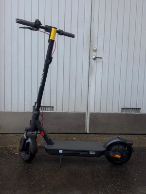 Elscooter Xiamo Pro 5 EU - Säljer en Xiaomi Electric Scooter 5 Pro i mycket bra skick. Använd sparsamt, endast några gånger – i princip som ny. Har även stått oanvänd en period. Specifikationer: Maxhastighet: 20 km/h (laglig i Sverige) Räckvidd: upp till ca 60 km Motor: 400W (1000W max) 10” punkteringsfria däck Dubbla stötdämpare för bekväm körning E-ABS + trumbroms Blinkers, fram- och bakljus Hopfällbar Övrigt: Robust metallram Stabil och smidig att köra Perfekt för pendling Ingår: Laddare