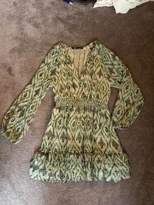 Zara klänning - Så fin klänning från Zara ⭐️Finns inte att köpa längre! Super skick. Skriv vid intresse eller frågor 🎀