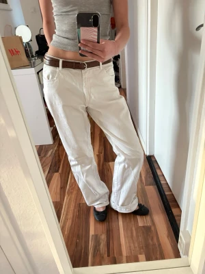 Vida vita jeans - Säljer dessa supersnygga vida vita jeans. Från Kappahl i storlek 40 men jag brukar ha 34, måste dock ha bälte med dem. I jättebra skick, säljer för att jag inte får nån användning utav dem längre. Pris går att diskuteras🥰
