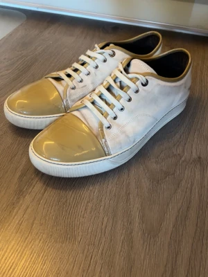 Lanvins  - Ett par lanvins som är i okej skick. Dom är storlek 47 och inermått är ca 31,5 cm. Skobox medföljer ej. 