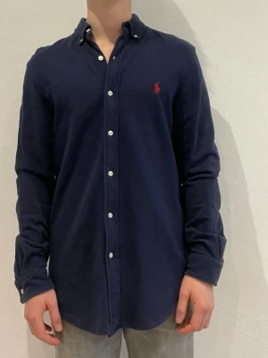 Mörkblå skjorta från Ralph Lauren - Ralph Lauren skjorta || Storlek M  || Skjortan är i bra skick || Modellen på bilden är 170cm och väger 62kg || Tveka inte på att höra av dig vid frågor eller funderingar 