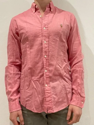 Rosa skjorta från Ralph Lauren - Ralph Lauren skjorta || Storlek S (slim fit) || Skjortan är i bra skick || Modellen på bilden är 170cm och väger 62kg || Tveka inte på att höra av dig vid frågor eller funderingar 