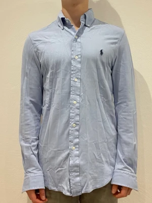 Ljusblå skjorta från Ralph Lauren - Ralph Lauren skjorta || Storlek S || Skjortan är i bra skick || Modellen på bilden är 170cm och väger 62kg || Tveka inte på att höra av dig vid frågor eller funderingar 