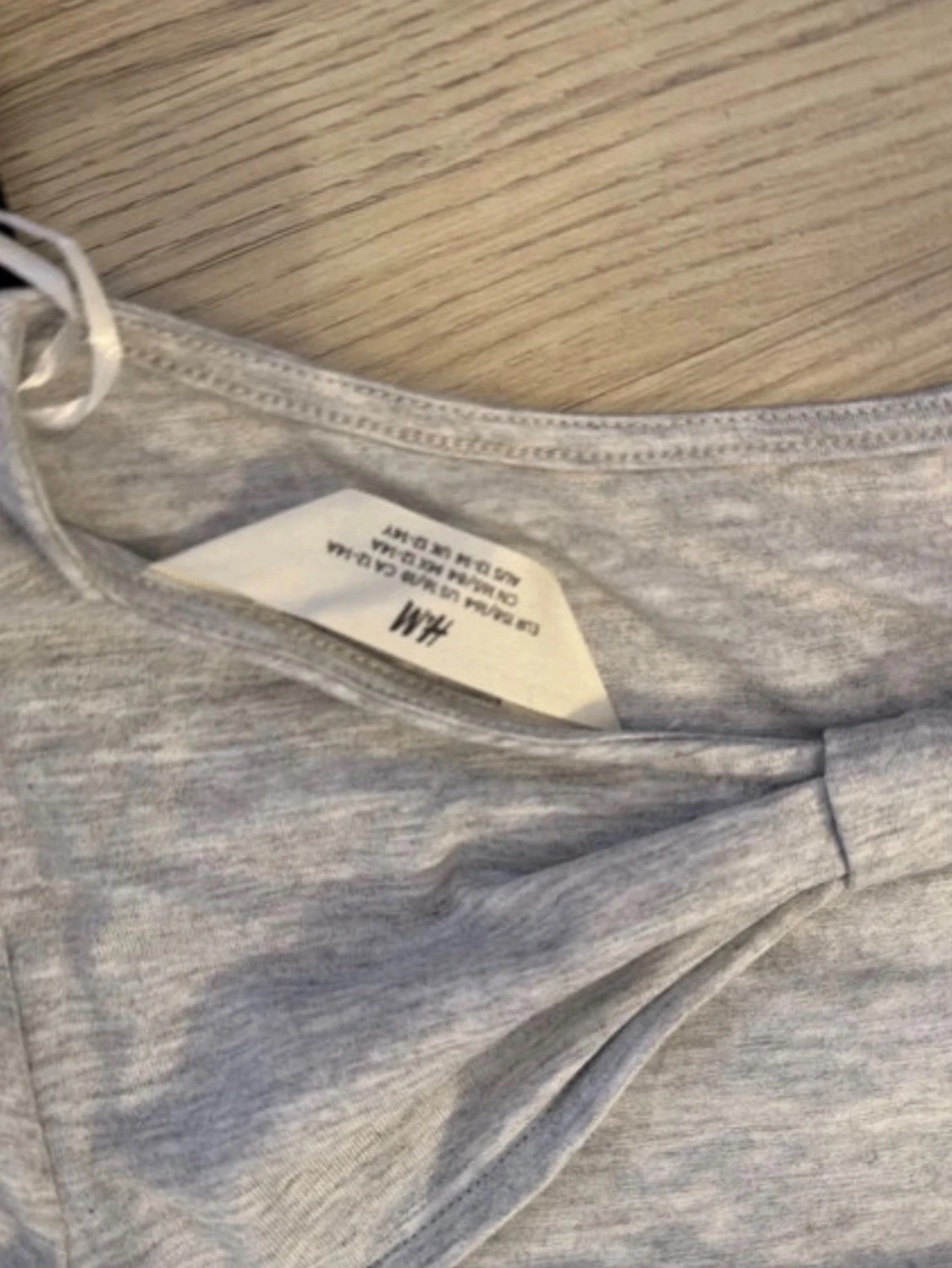 Ljusgrå topp med cut out från H&M - 2