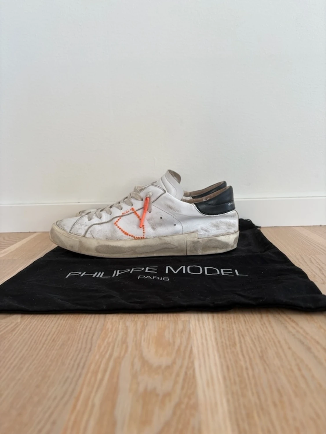 Philippe Model vita sneakers med orange detalj