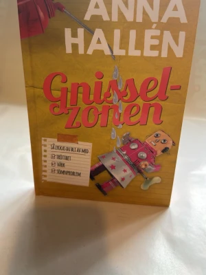 Gnisselzonen av Anna Hallén - Gnisselzonen är en färgstark bok med gul och rosa omslag, skriven av Anna Hallén. Omslaget har en tecknad robot och droppar, samt en lista med teman som trötthet och sömnproblem. Perfekt för dig som gillar skönlitteratur med humoristisk touch.