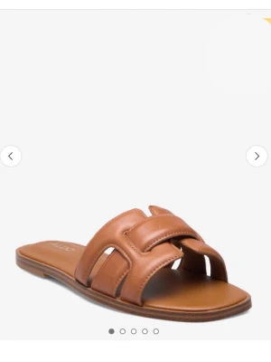 Bruna slip-in tofflor  - Jätte snygga slip in tofflor från Aldo. Köpta för 750, säljer för 450. Skriv vid frågor!💕