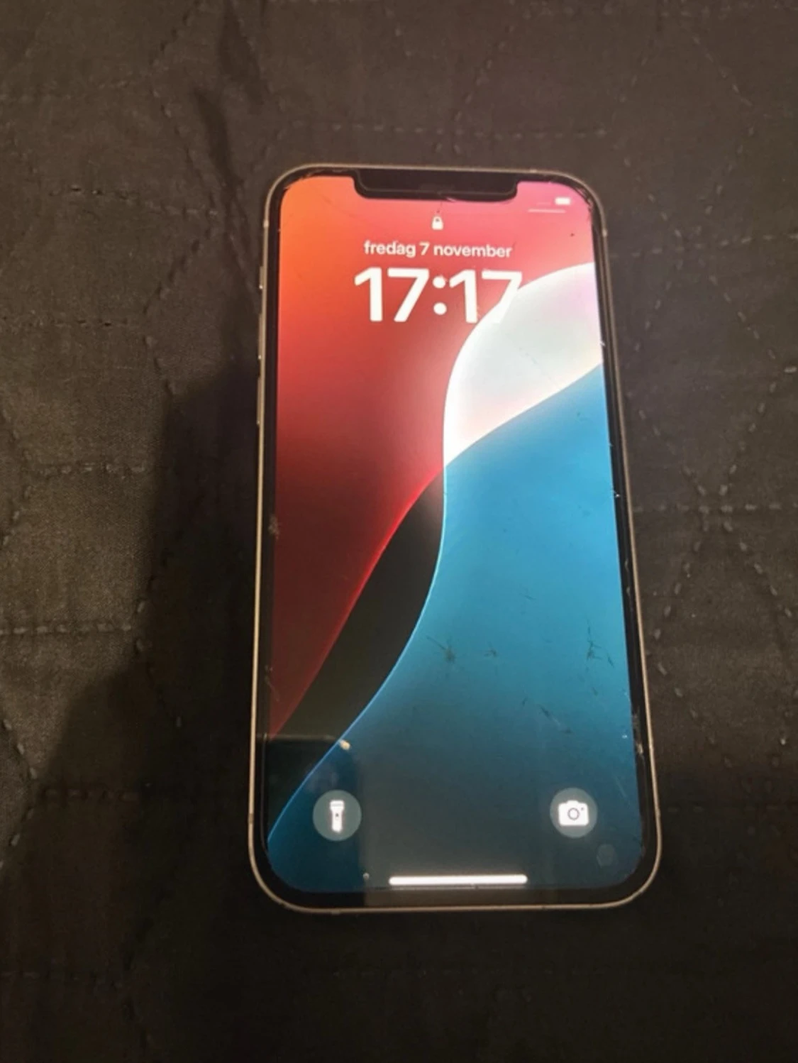 Vit iPhone 12 med dubbla kameror - 1