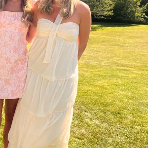  långklänning med volanger - (lånade bilder förutom sista) intressekoll på denna sååå fina klänningen som är slutsåld, nypris 700🦚🦚