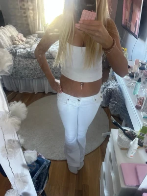 Vita bootcut jeans med låg midja - Jeansen är från stradivarius och används fåtal gånger. Jag har sytt om dom till lågmidjade. 