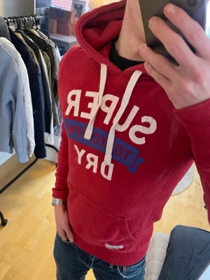 2000s Vintage SuperDry hoodie (Japan EDT) - Säljer nu denna sjukt snygga 2000s vintage SuperDry hoodie i en limiterad upplaga(Japan edition)!🤩 Passar perfekt till allt och är även perfekt nu till våren🌿. Storlek S men passar  XS😊 Skriv vid funderingar 📲