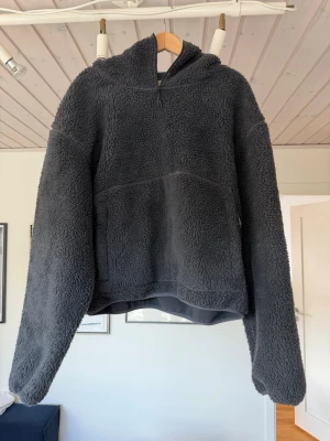Mörkgrå teddyjacka med huva - Köpte den från nåt random märke, ”Entire Studios” för typ 2000. använt den typ en gång. den är väldigt lik sån där nike ninja hoodie som kostar mycket mycket mer