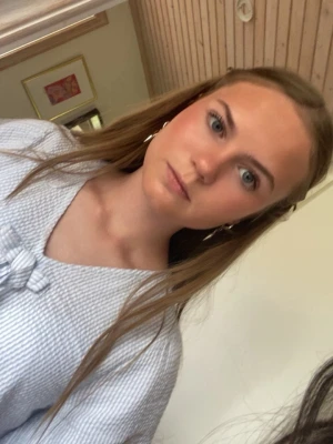 Säljer en Alma  - Egenskaper:  •Erfarenhet i ballet och ridning (har para) Nackdelar: Arg lätt, Nyps Drivmedel: Nocco ramonade och Celcius playa vibe 