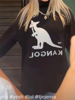  stickad tröja med tryck  - Cool svart stickad tröja från Kangol/h&m med stor vit känguru och logga på framsidan. Tröjan har hög hals och avslappnad passform 🩷
