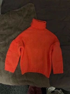 Korall färgad stickad tröja - Sjukt snygg, ny, står ej storlek men uppskattar till S-M💗