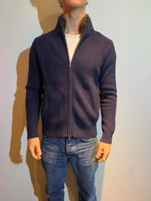 Fur lined zip up  - Helt ny, Väldigt snygg zip up tröja med fur lined nacke, vi har storlekarna S-L. Finns även ljusgrå/beige. Skriv innan ni köper |Potestas|