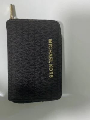 Plånbok - Hej! Säljer denna plånbok, inte använd så mycket. ☺️