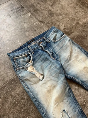 Nudie Selvedge Lab 12 Sashiko Jeans - tjääääna! nu säljer jag mina helt otroliga nudie selvedge labs som e i strlk 32/34 fast sitter 30/32🫡 dessa är sjukt svåra att få tag på och gjordes i en väldigt liten upplaga!👏 tveka inte på att skriva ifall du har frågor🖖