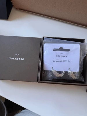 Silvriga hoops från Mockberg nya - Ny pris 899kr. Helt oöppnade . Mitt pris 400kr