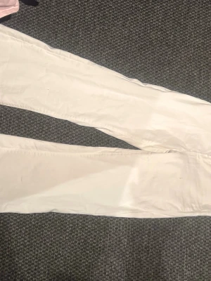 Vita skinny jeans från F.A.V. Sister - Snygga vita skinny jeans från F.A.V. Sister i stretchigt material. Klassisk femficksmodell med silverfärgade nitar och bälteshällor. Perfekta till en clean och fräsch look, passar till allt och är superenkla att styla.