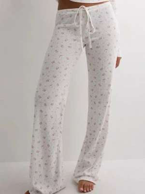 Pyjamas byxor  - Säljer dessa pyjamas byxor från Nelly som är för långa för mig💞💞prislappen är kvar o ordinarie pris är 299kr💞💞