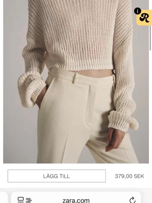 Krämvita leggings från Zara - Snygga krämvita leggings från Zara med hög midja och raka ben. Tillverkade i ett mjukt, stretchigt material som ger en skön passform. Perfekta att matcha med en stickad tröja eller oversized skjorta för en trendig look.