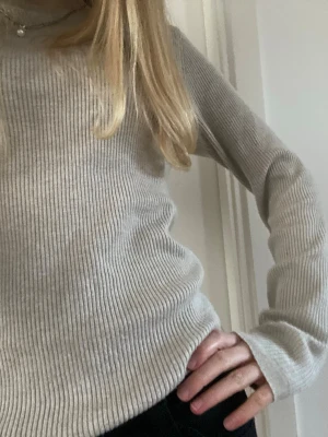Ljusgrå ribbstickad tröja - Säljer en ljusgrå ribbstickad tröja med lång ärm och rund hals. Världens skönaste material🍒🍒