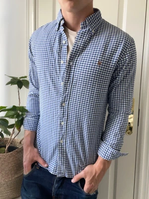 Ralph lauren finance bro skjorta  - Ralph lauren finance bro skjorta, Inga defekter! Modellen i bilderna är 180 cm 75 kg och bär Storlek M , Kom med frågor! 🌟 (Kan gå ned i pris vid köp av paket 😉) 