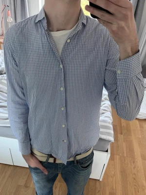 Morris skjorta rutig - Säljer en riktigt fräsch blårutig skjorta från Morris | Storlek 40 vilket motsvarar ca M | Mycket fint skick✅|