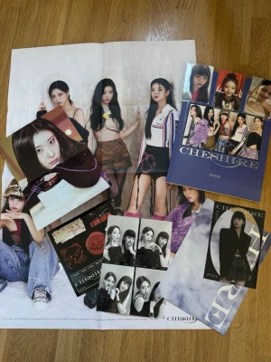 ITZY Cheshire album med fotokort - Säljer ett ITZY Cheshire album med flera fotokort, posters och häfte. Albumet har ett blått omslag med gruppbild och inkluderar exklusiva samlarkort och bilder på medlemmarna. Perfekt för dig som samlar K-pop merch och vill ha något unikt från ITZY. Skriv gärna om ni vill ha fler bilder!!!