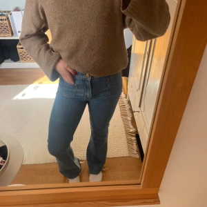 Blå Bootcut jeans med fickor fram  - Säljer ett par bootcut jeans från Gina tricot! Snygga fickor fram till och bra skick!