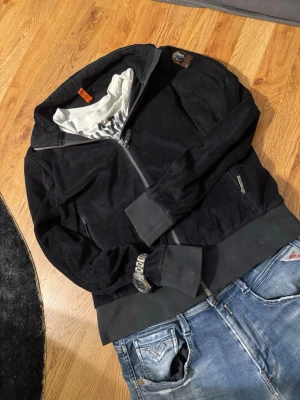 Parajumper cardigan  - Säljer denna feta cardigan/jackan från parajumpers som är perfekt för kalla sommar/vår kvällar. Den är i princip nytt skick använd max 3 gånger. Storlek S, jag är 177 och den sitter något litet.