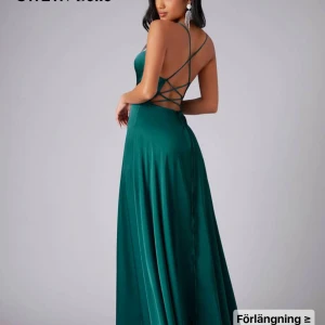 Grön långklänning med snörning - Elegant grön långklänning med tunna axelband och öppen rygg med en snörningsdetalj. Klänningen har en hög slits framtill. Endast testad!✨