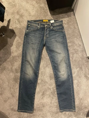 Tapered/regular jeans från jackjones - Säljer dessa jeans ifrån jackjones. Använda ett fåtal gånger så i bra skick.  Strl 30:32. Kan fixa bild på hur de ser ut 👍