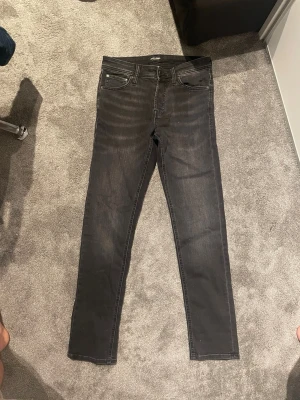 Svarta slimjeans jackjones - Säljer ett par helt nya jackjones jeans(ej kvitto eller så) som aldrig använts. De är slim och strl 29:32