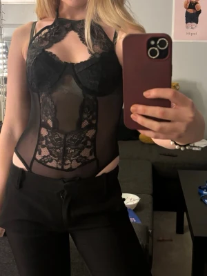 Spetsbody - Superfin body köpt från Vinted så vet tyvärr inte vart den är ifrån och saknar lapp. Passar xs💕