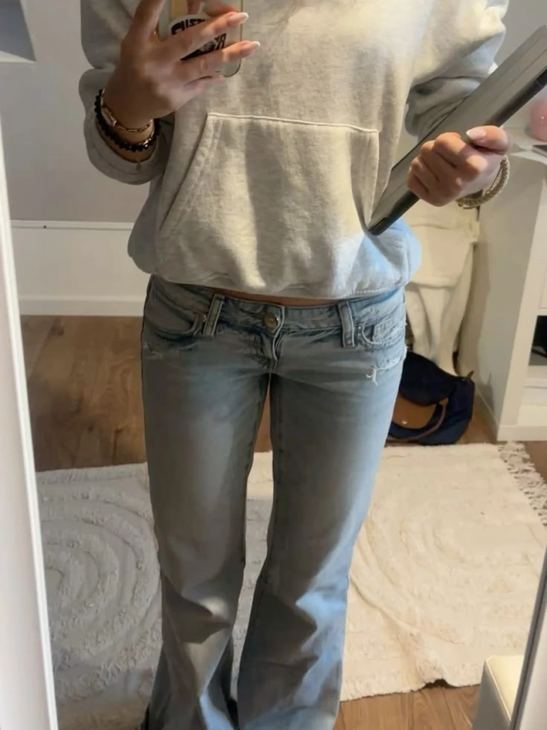 Ljusblå bootcut jeans med slitningar