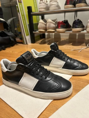 Valentino fly crew - Fetaste skon som existerar 💸🤝säljer nu mina valentino fly crew i bra skick ändå som drar ner är att de fattas några spikar:( men som du ser så ingår de 6 extra spikar! Skick 8/10! Super clean sko för dig som gillar mode 👀✅ hör av dig vid eventuella frågor:) dustbag ingår ej 