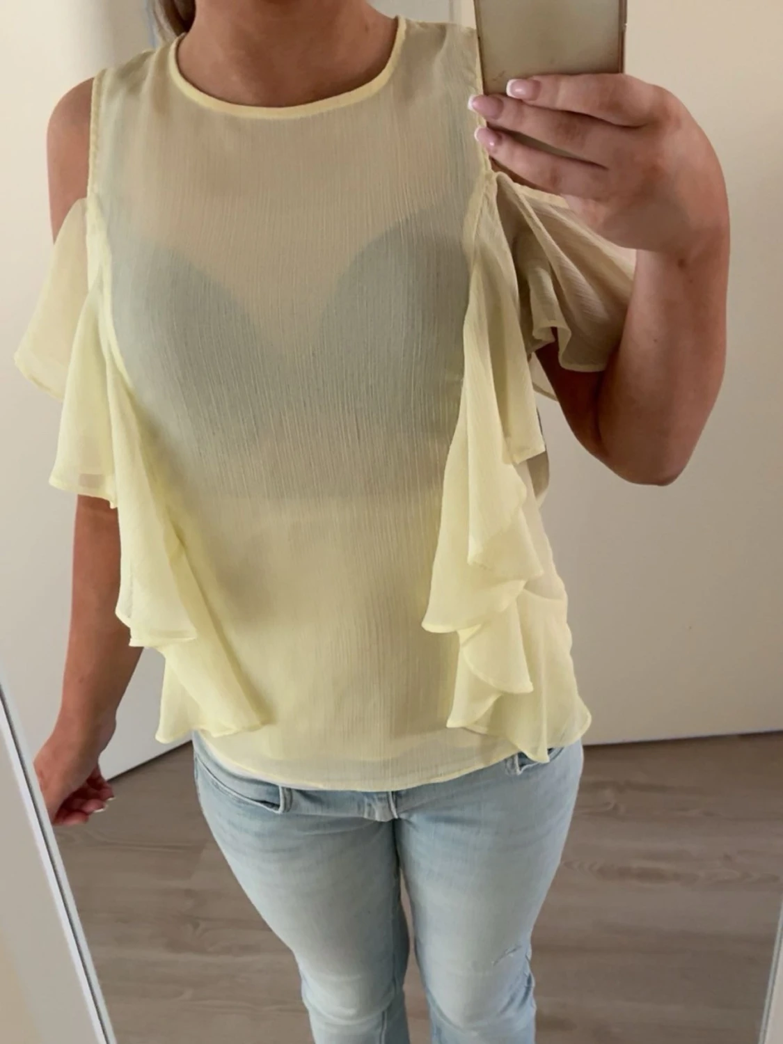 Gul volangblus of shoulder