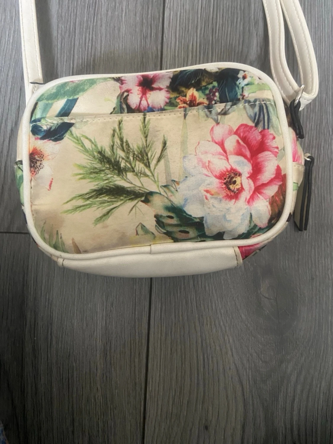 Blommig axelväska från Lycke - 2