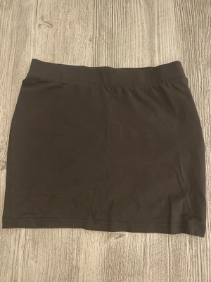 Kjol - En mörkgrå kjol från hm i storlek S 