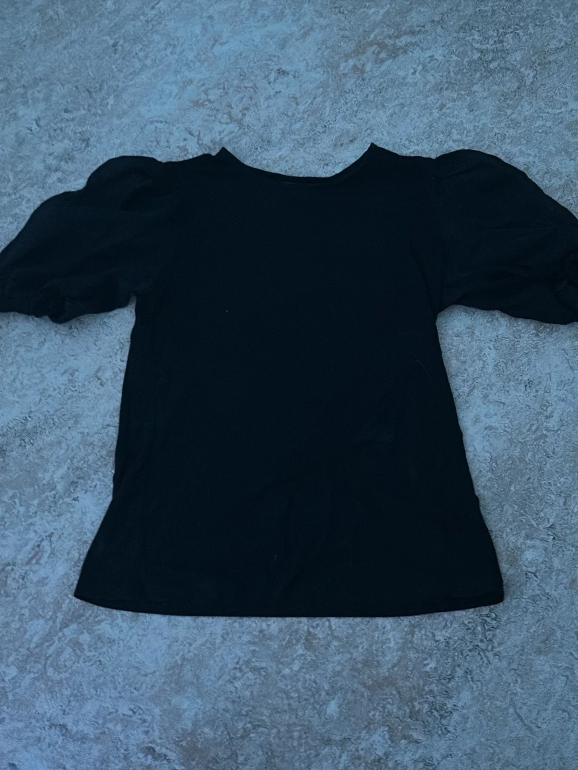 Svart topp med puffärmar