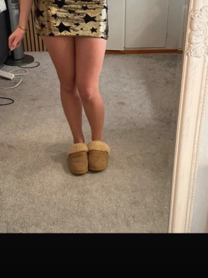 Festkjol - Säljer denna fina festkjol💕 den är guldig med stjärnor