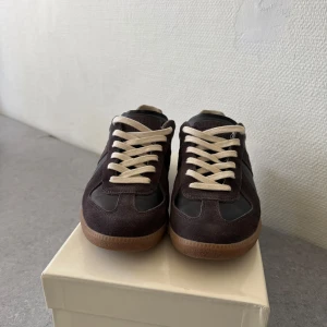 Maison margiela gats  - Säljer feta gats i svart och brun som passar till allt◼️🐻 Skorna är använda sparsamt och har inga defekter. Storlek 42. Skor, dustbags samt box medföljer köp. Priset är ej hugget i sten!🪨👍