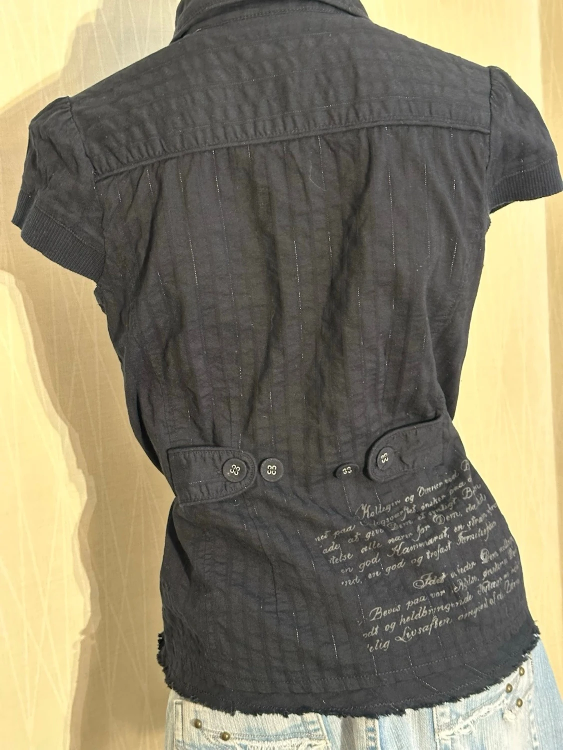 Svart figursydd grunge jacka med korta puffärmar.  - 5