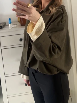 Grön jacka - Grön jacka, M men passar S också 