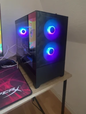 Egenbyggd gamingdator - Säljer nu denna egenbyggda gamingdator, byggd i slutet på Januari 2026. Klarar det mesta på 1440p med relativt bra FPS (60+ fps i de spel jag spelar).   Specs: Amd ryzen 5 3600 Corsair vengeance LPX DDR4 16gb 3200mhz MSI Mag Coreliquid A13 240mm AIO Asrock RX 6650xt 8gb Thermaltake TR-TG650S 650W PSU WD blue 512 M.2 Fractal Design Pop Mini chassi Gigabyte A520M S2H