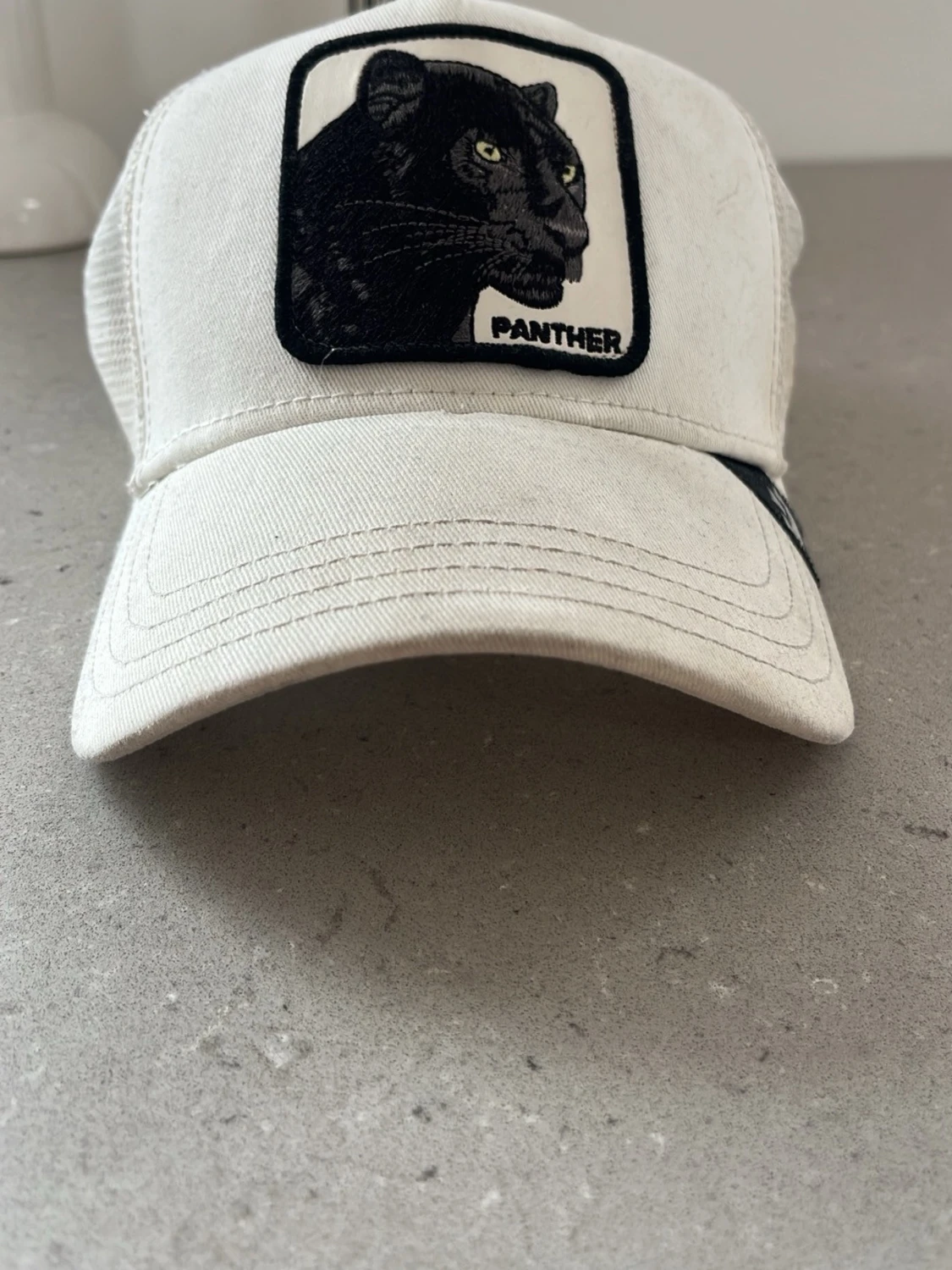 Vit keps med panterpatch från Goorin Bros - 2