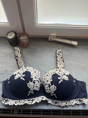 Intimissimi Sofia Blu intenso/Vaniglia - Säljer nu min gamla Intimissimi bh i den älskade färgen bli intenso/vaniglia! Den klassiska, tidlösa marinblå färgen med de ikoniska pretty flowers vita spets-blommorna! Den är verkligen så fin och jag har haft mycket användning av den och har verkligen älskat den! Så fin under deras tröjor och under linnen. Som sagt, den är väl använd men inte på länge och har inga större skavanker utöver lappen och lite användnings-slitage som syns på sista bilden💙🤍 Storlek 75C, nypris 559kr!